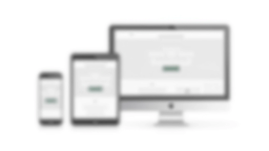 Vier nebeneinander angeordnete Smartphone- und Tablet-Mockups zeigen responsive Layouts bei verschiedenen Breakpoints